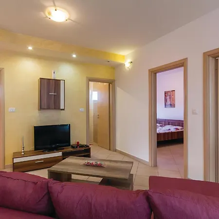 Three-bedroom In Feriehus *