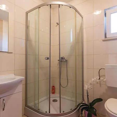 Three-bedroom In Hébergement de vacances Galižana