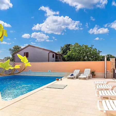 بيت للعطل Three-bedroom In Galižana