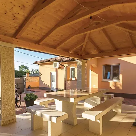 Three-bedroom In بيت للعطل Galižana